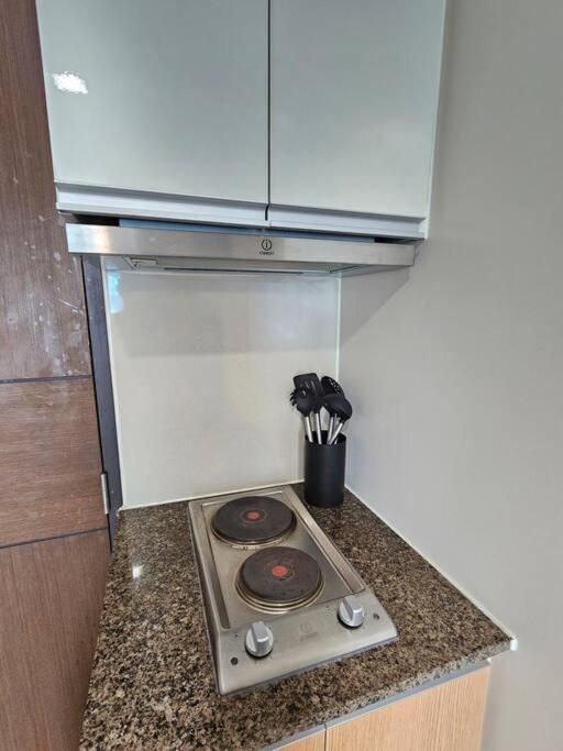 One Uptown In Bgc Chic & Trendy 1br 200mbps Fiber Apartment