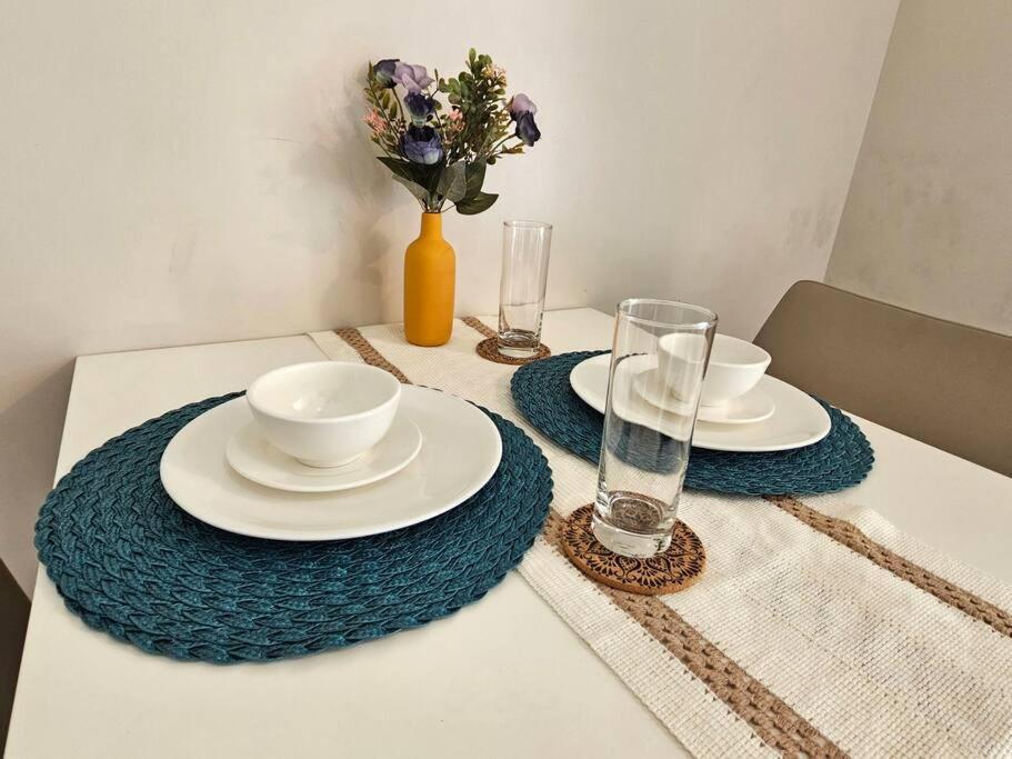 One Uptown In Bgc Chic & Trendy 1br 200mbps Fiber Apartment *