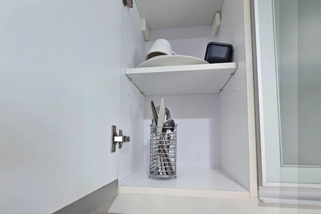 Apartment One Uptown In Bgc Chic & Trendy 1br 200mbps Fiber