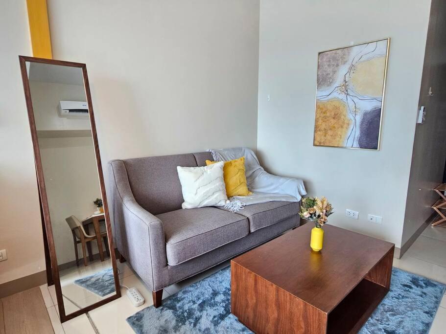 Apartment One Uptown In Bgc Chic & Trendy 1br 200mbps Fiber Manila