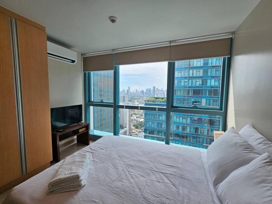 Apartment One Uptown In Bgc Chic & Trendy 1br 200mbps Fiber