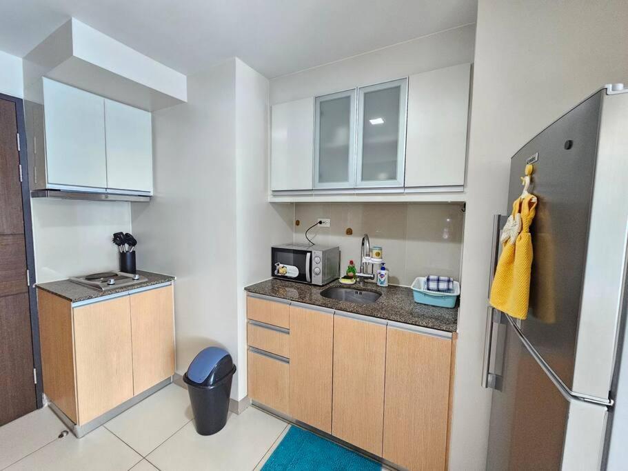 One Uptown In Bgc Chic & Trendy 1br 200mbps Fiber Apartment