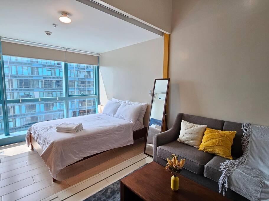 One Uptown In Bgc Chic & Trendy 1br 200mbps Fiber Apartment *