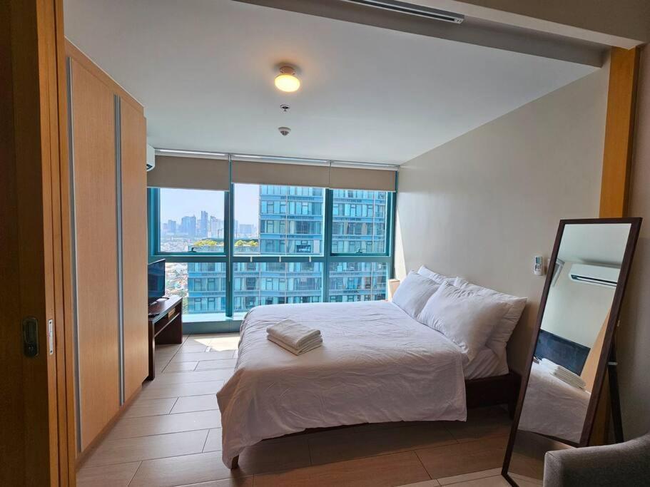 Apartment One Uptown In Bgc Chic & Trendy 1br 200mbps Fiber Manila