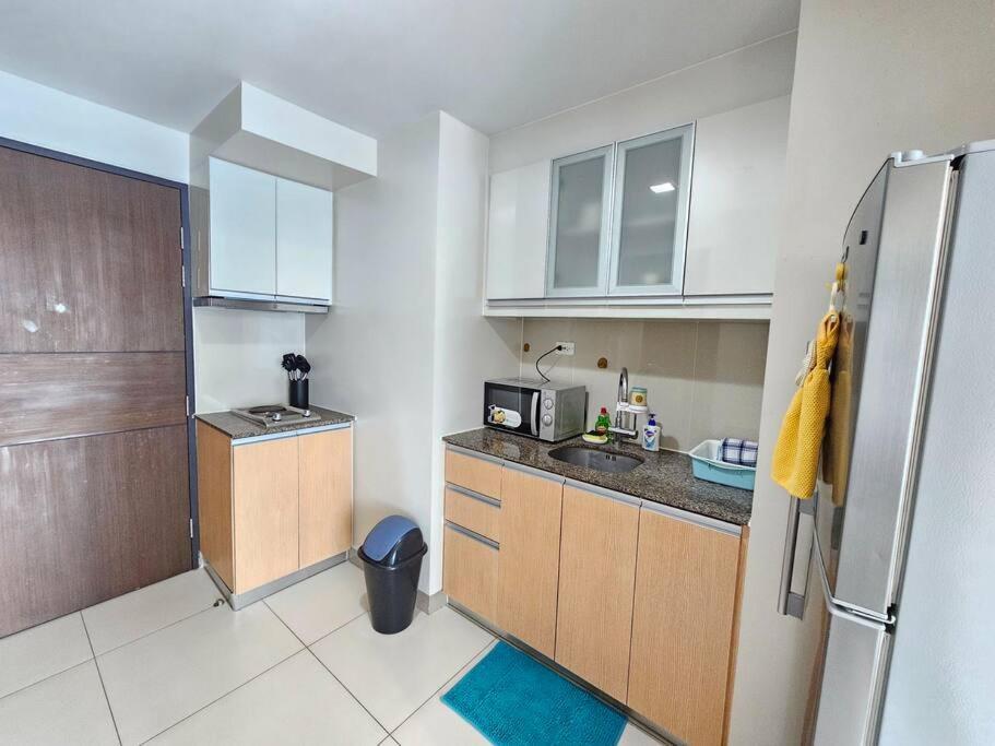 Apartment One Uptown In Bgc Chic & Trendy 1br 200mbps Fiber