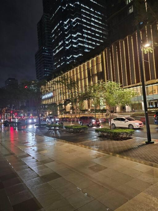 Apartment One Uptown In Bgc Chic & Trendy 1br 200mbps Fiber