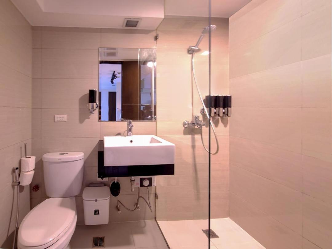 Spacious Family Sleeper Bgc & 84inch Cinema Apartment *