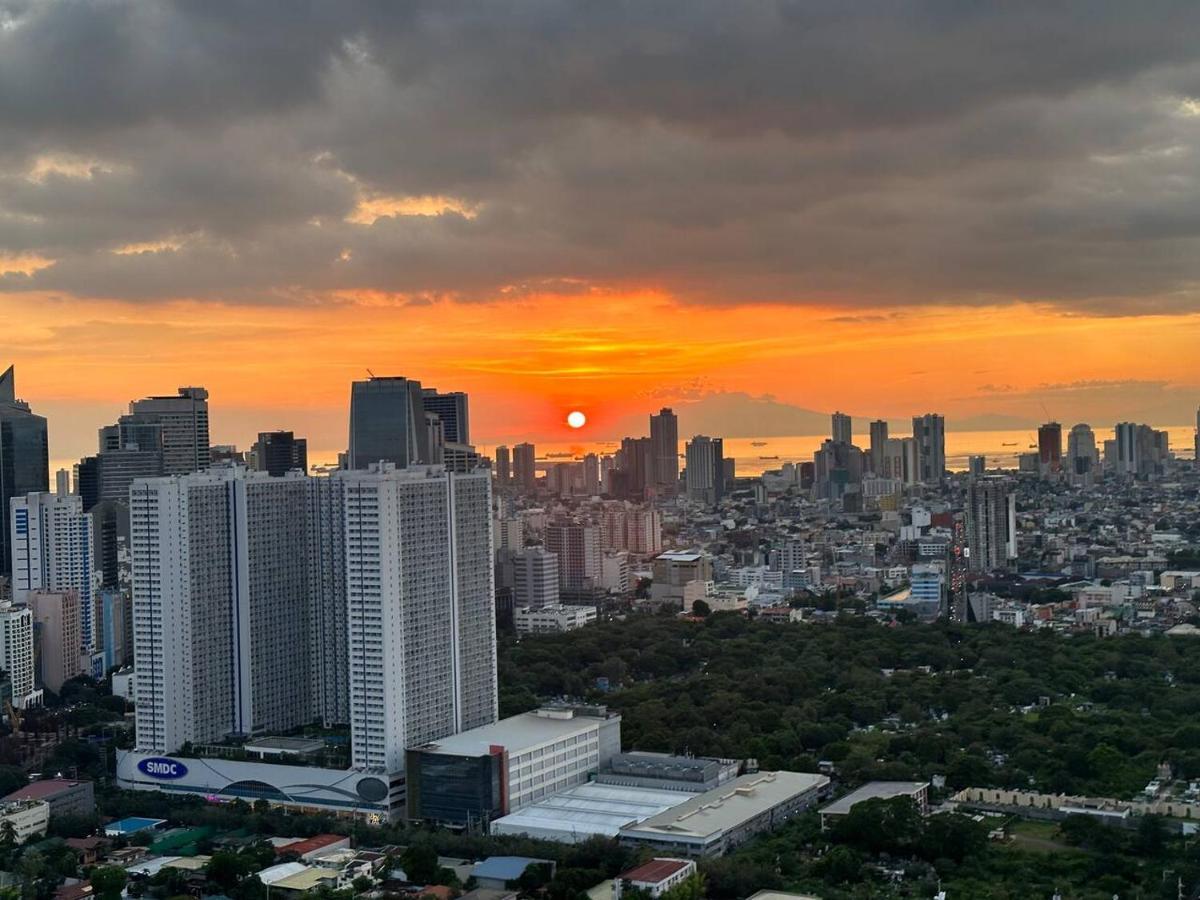 Homestyle Rare Find Corner With 2 Balconies In The Gramercy Residences Apartamento