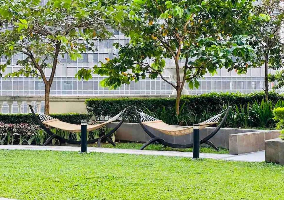 2br 2tb Uptown Parksuites Bgc Balcony,fast Wifi,washer Apartment