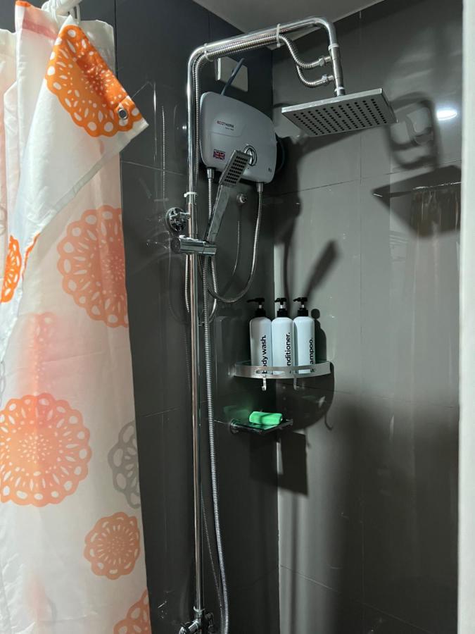 Apartment Cozy Makati: Urban Retreat With Entertainment & Amenities