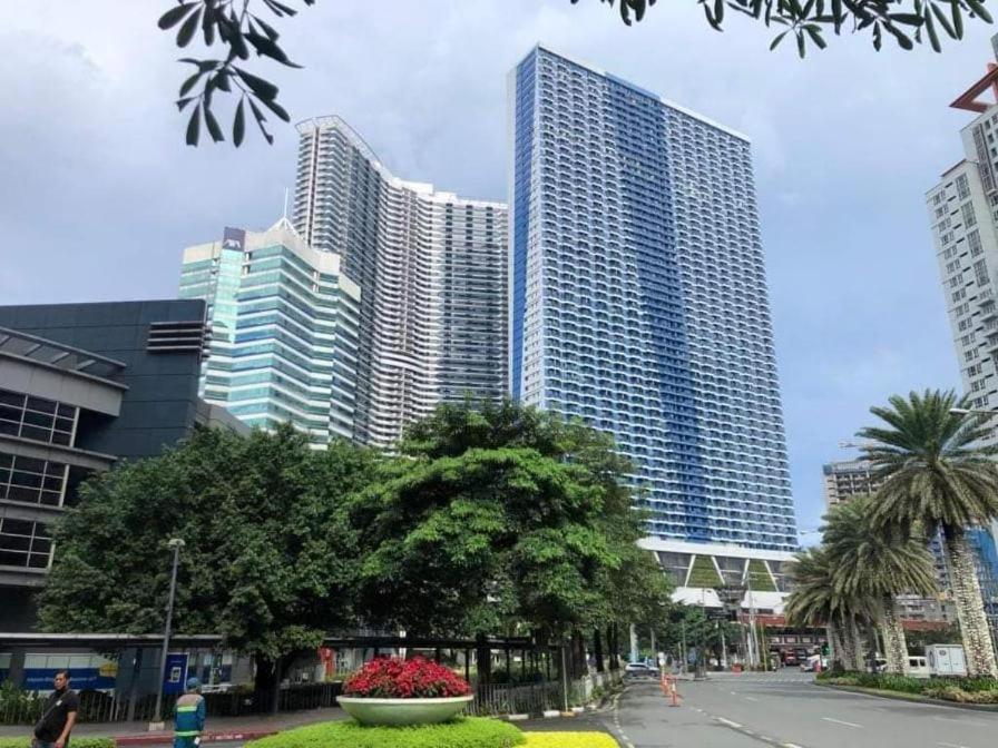 Cozy Makati: Urban Retreat With Entertainment & Amenities