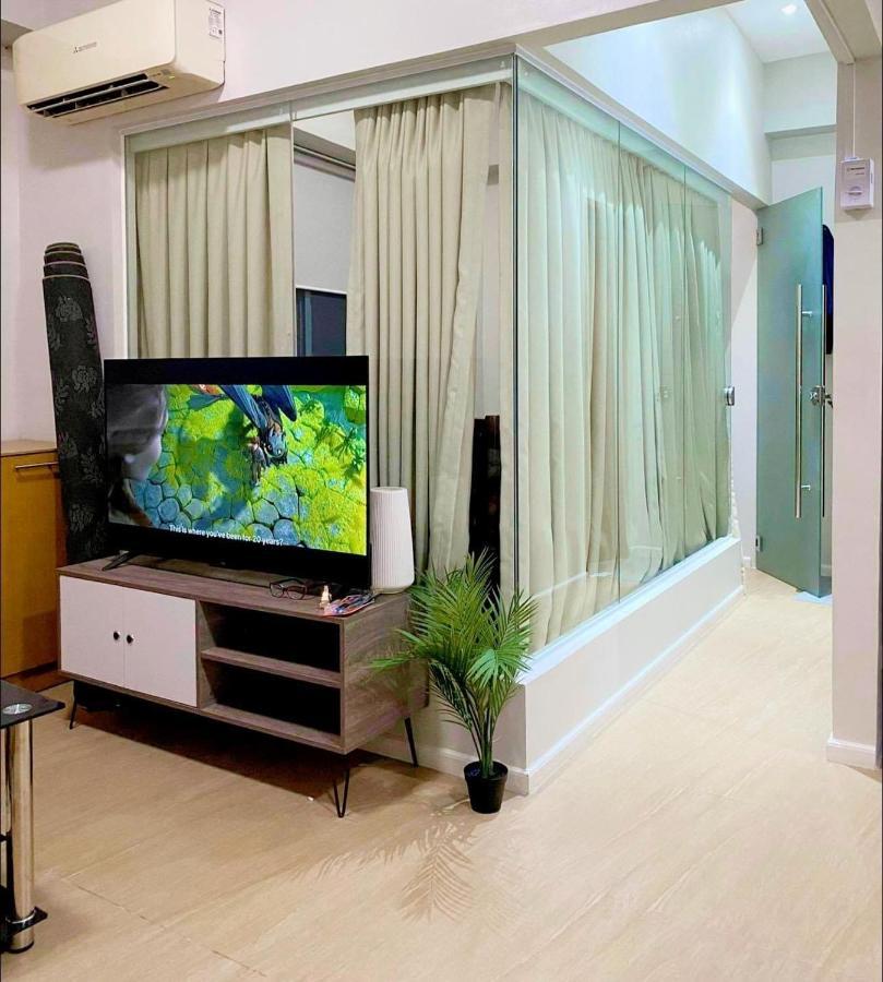 One Bedroom With Stunning Views On 38th Floor In Eastwood Metro Apartment