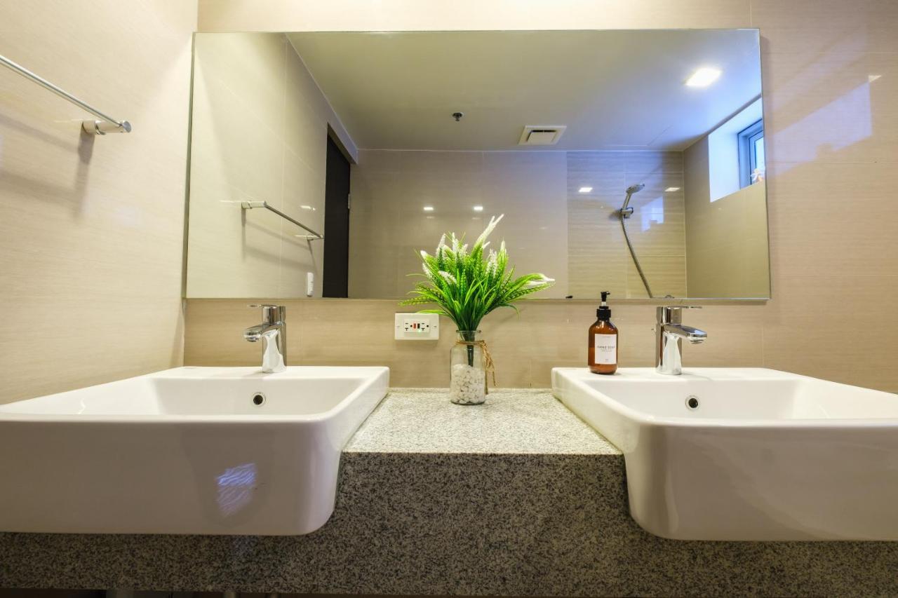 Spacious 2br In Bgc With Workspace & Washer