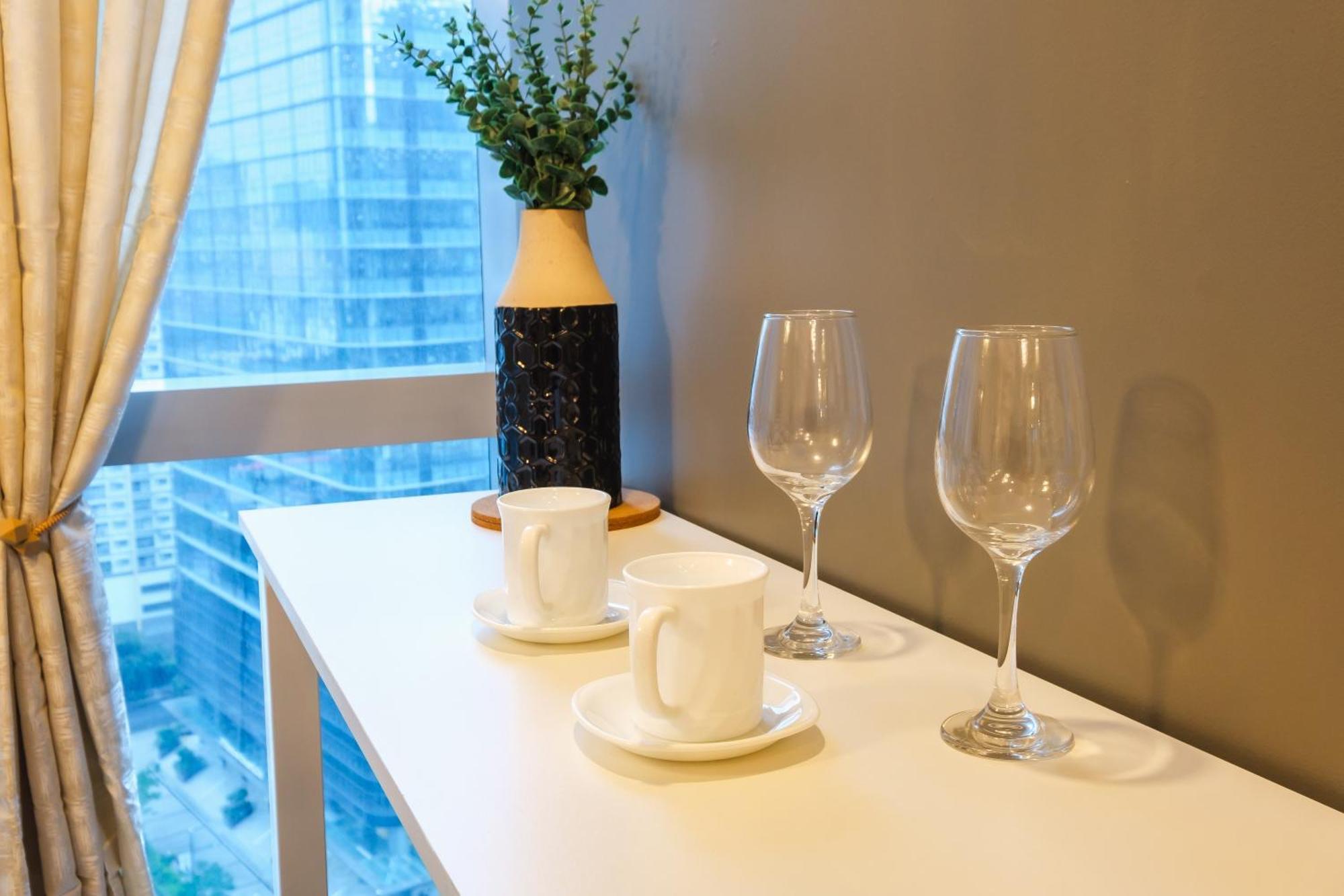 Apartment Spacious 2br In Bgc With Workspace & Washer