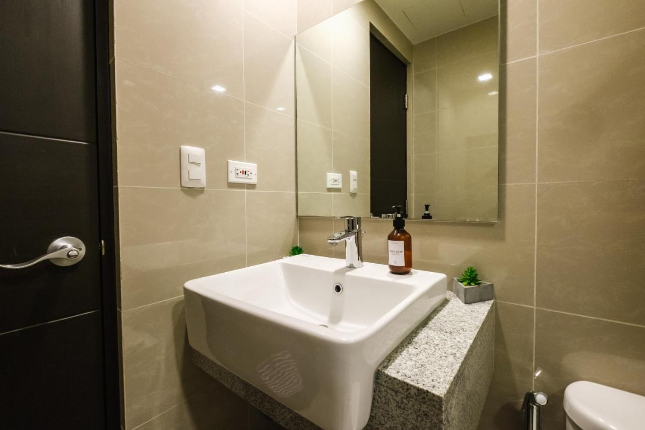 Spacious 2br In Bgc With Workspace & Washer Apartment