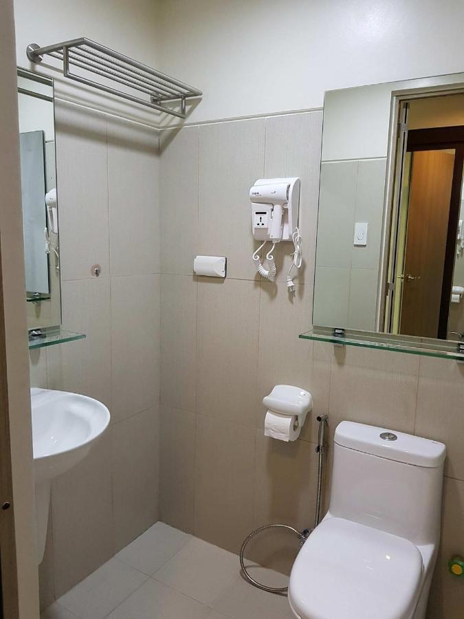 Unit At The Breeze Apartment Manila