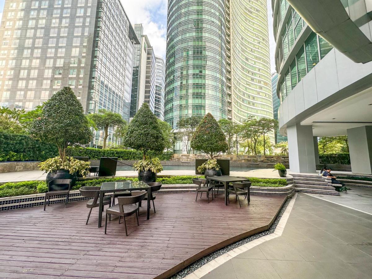 Avant Spacious Sanctuary With The View In Bgc Apartment *