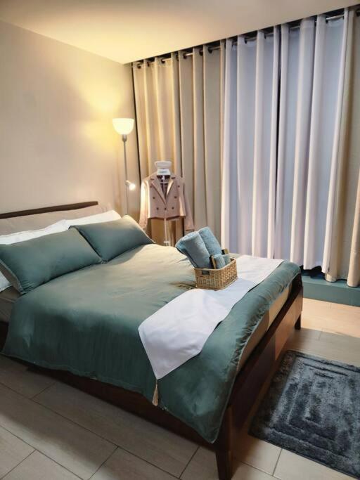 Vibrant Urban Getaway In Bgc Apartment *