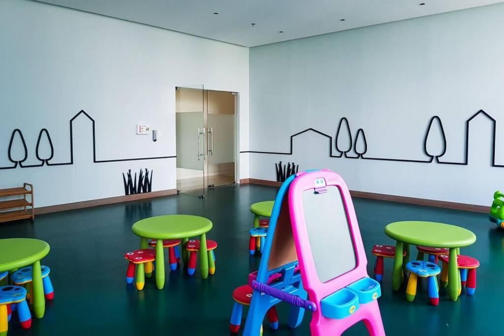 Apartment Vibrant Urban Getaway In Bgc *