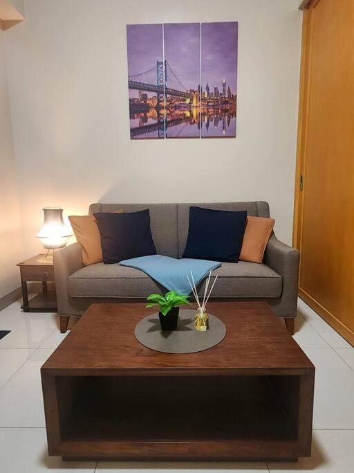 Apartment Vibrant Urban Getaway In Bgc *