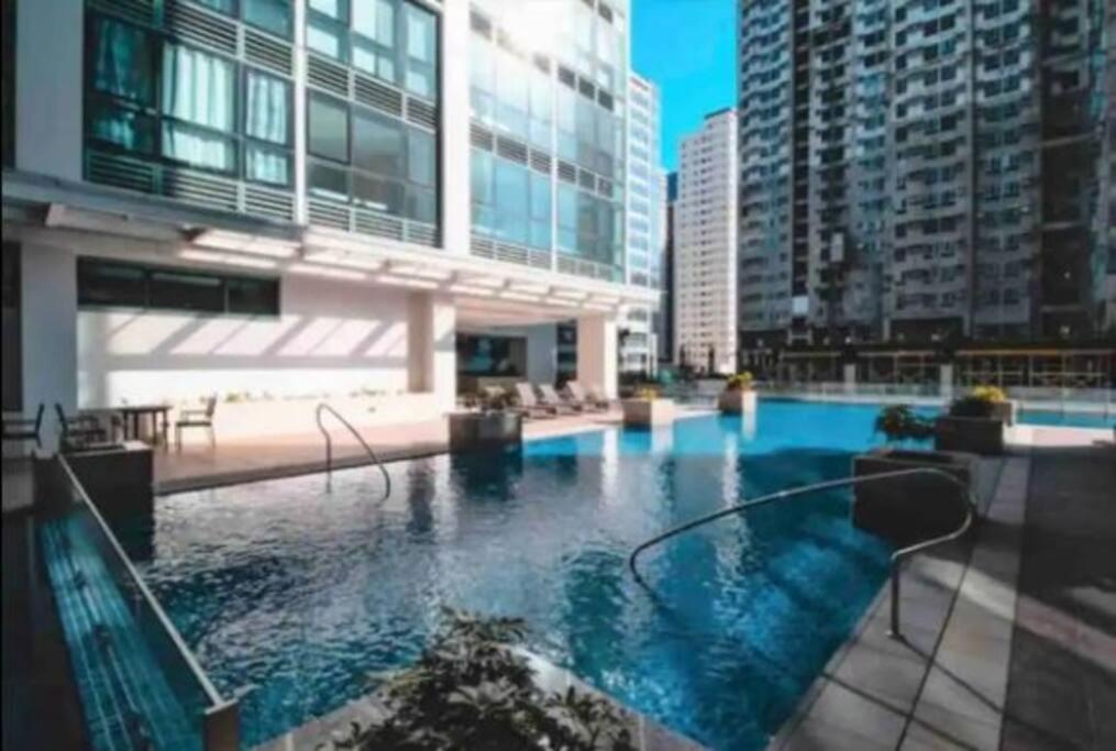 Vibrant Urban Getaway In Bgc Apartment Manila