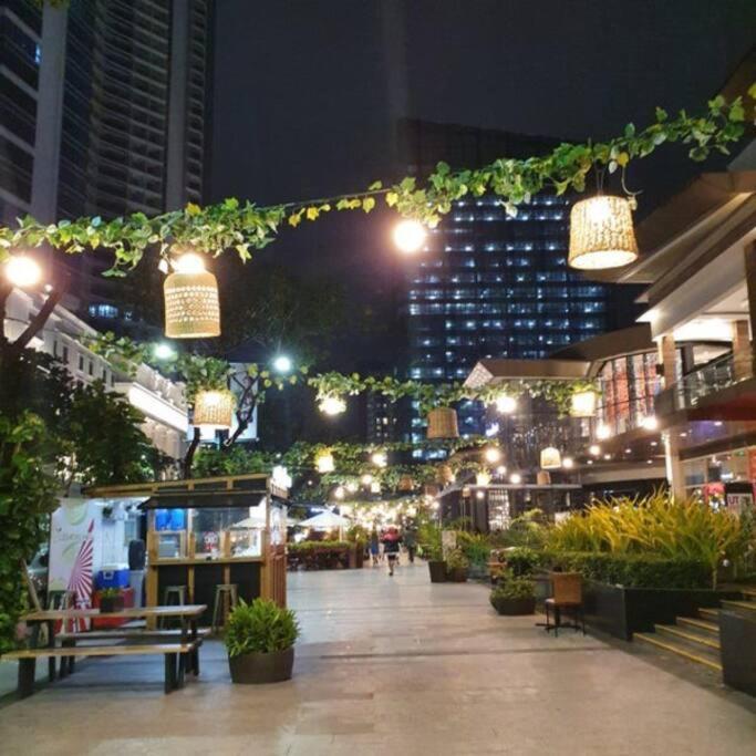Vibrant Urban Getaway In Bgc Manila