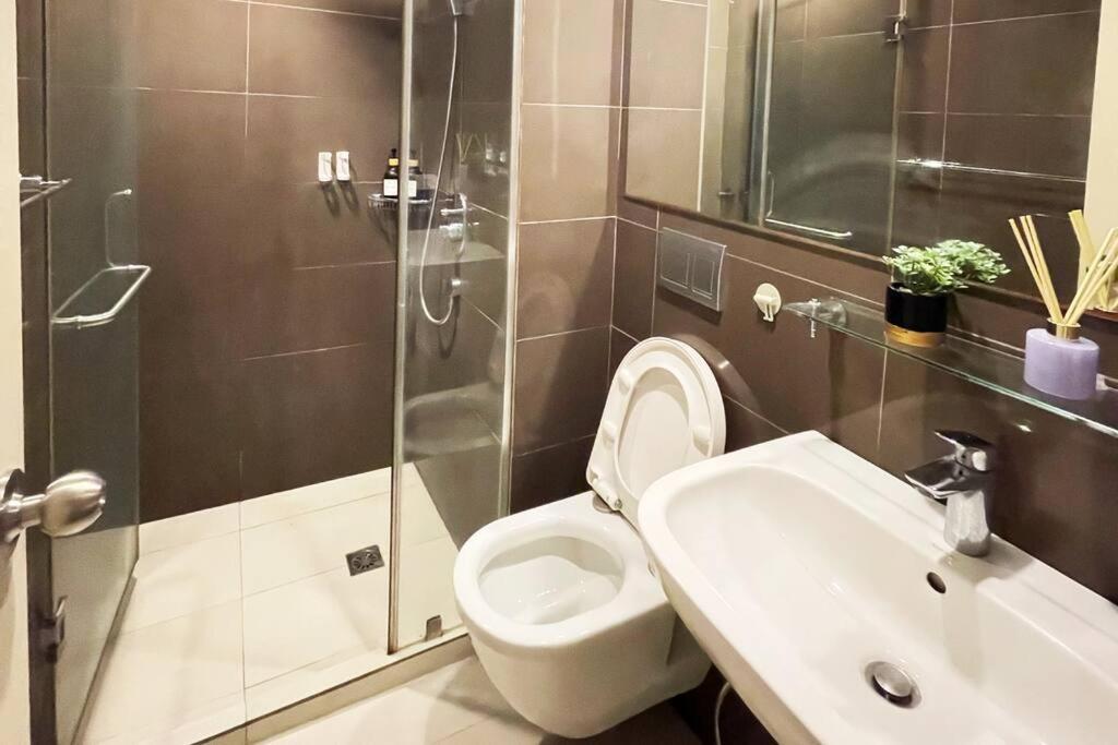 The Serene Escape Rockwell Makati City View 1br