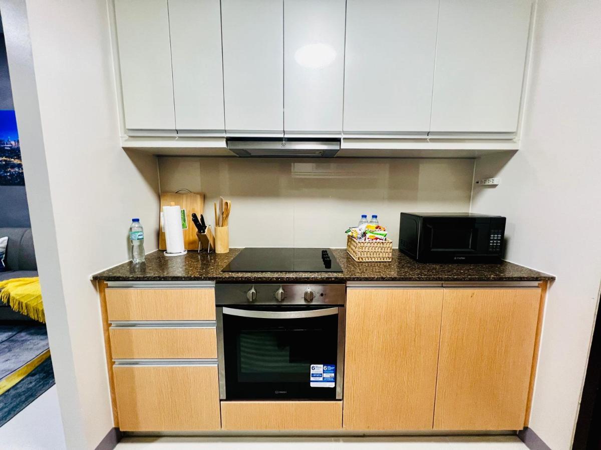 Apartment Bgc Luxury - Balcony, Pool, Wi-fi, View - 25 Manila