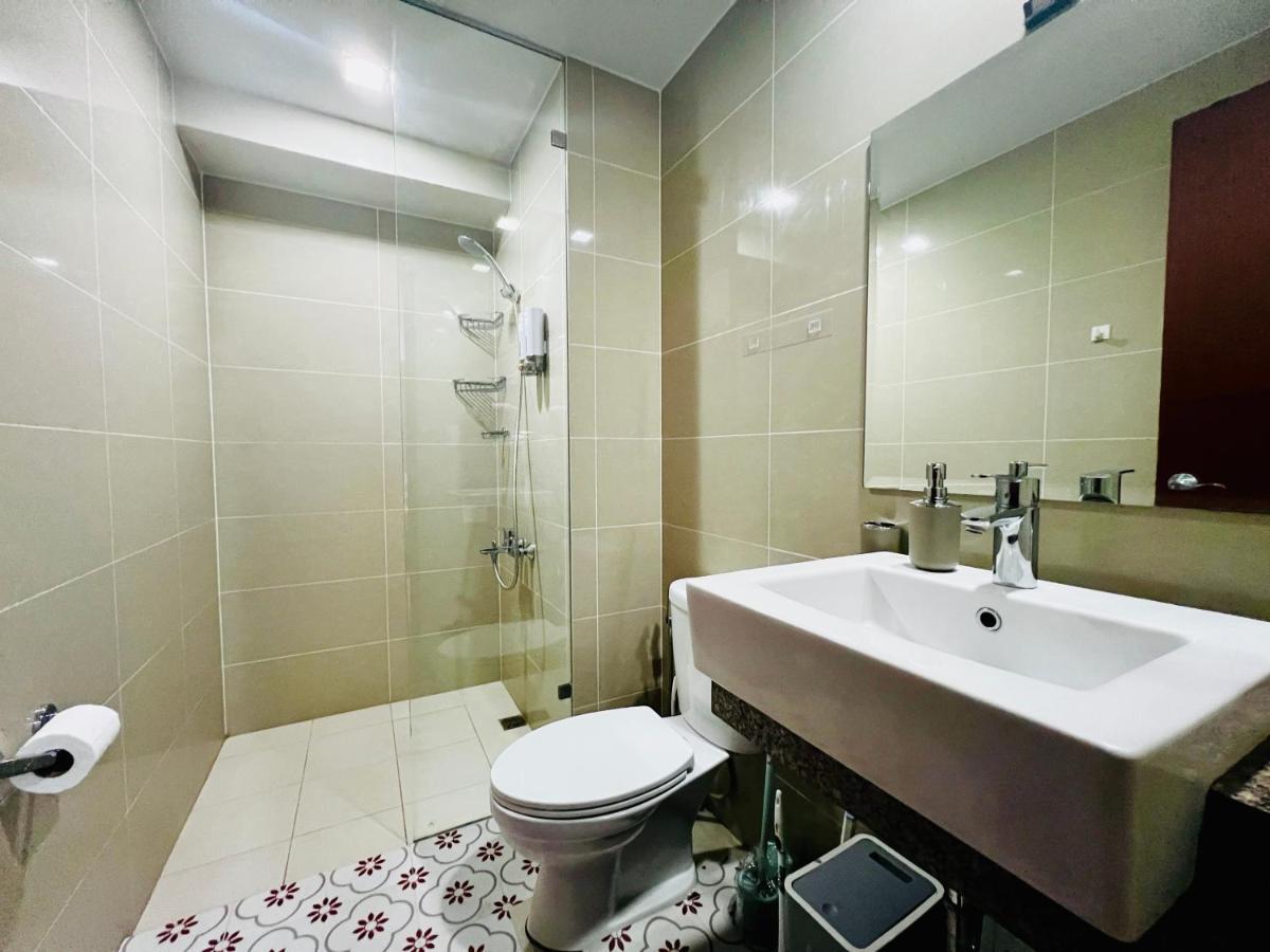Bgc Luxury - Balcony, Pool, Wi-fi, View - 25 Apartment Manila