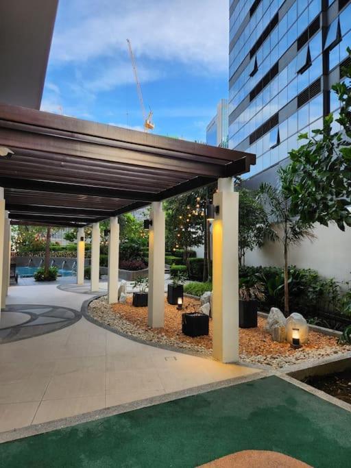 Bgc Uptown Park W/balcony View 100mbps Apartment