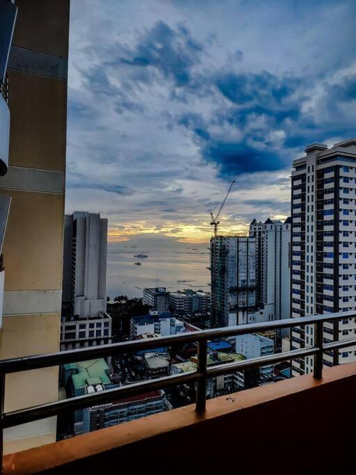 Apartment Budget Family W Free Pool Access In Manila