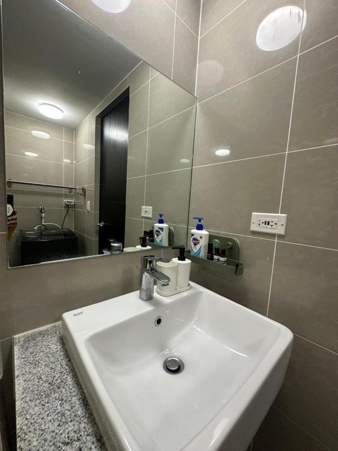1br Bgc Uptown Modern Netflix 200mb Wifi Apartment *