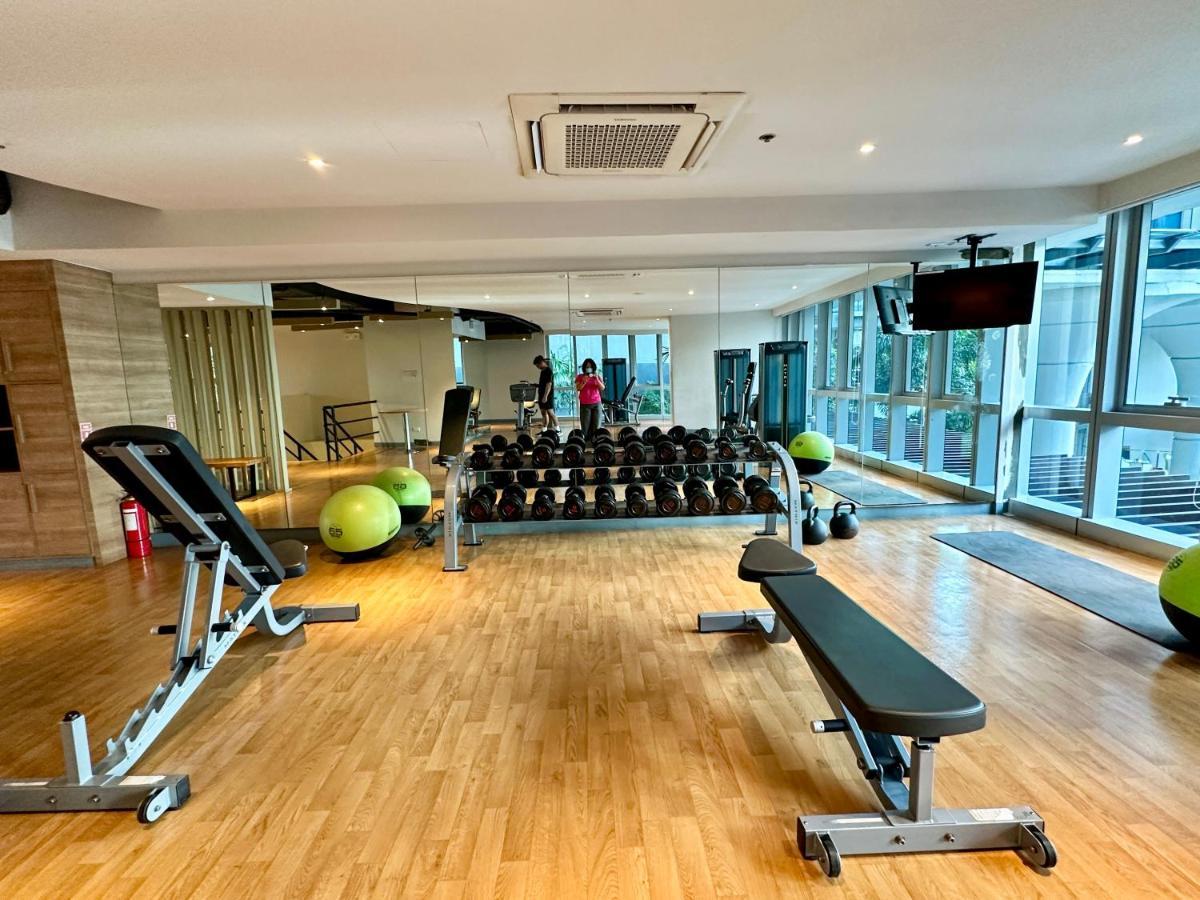 Apartment 1br Bgc Uptown Modern Netflix 200mb Wifi