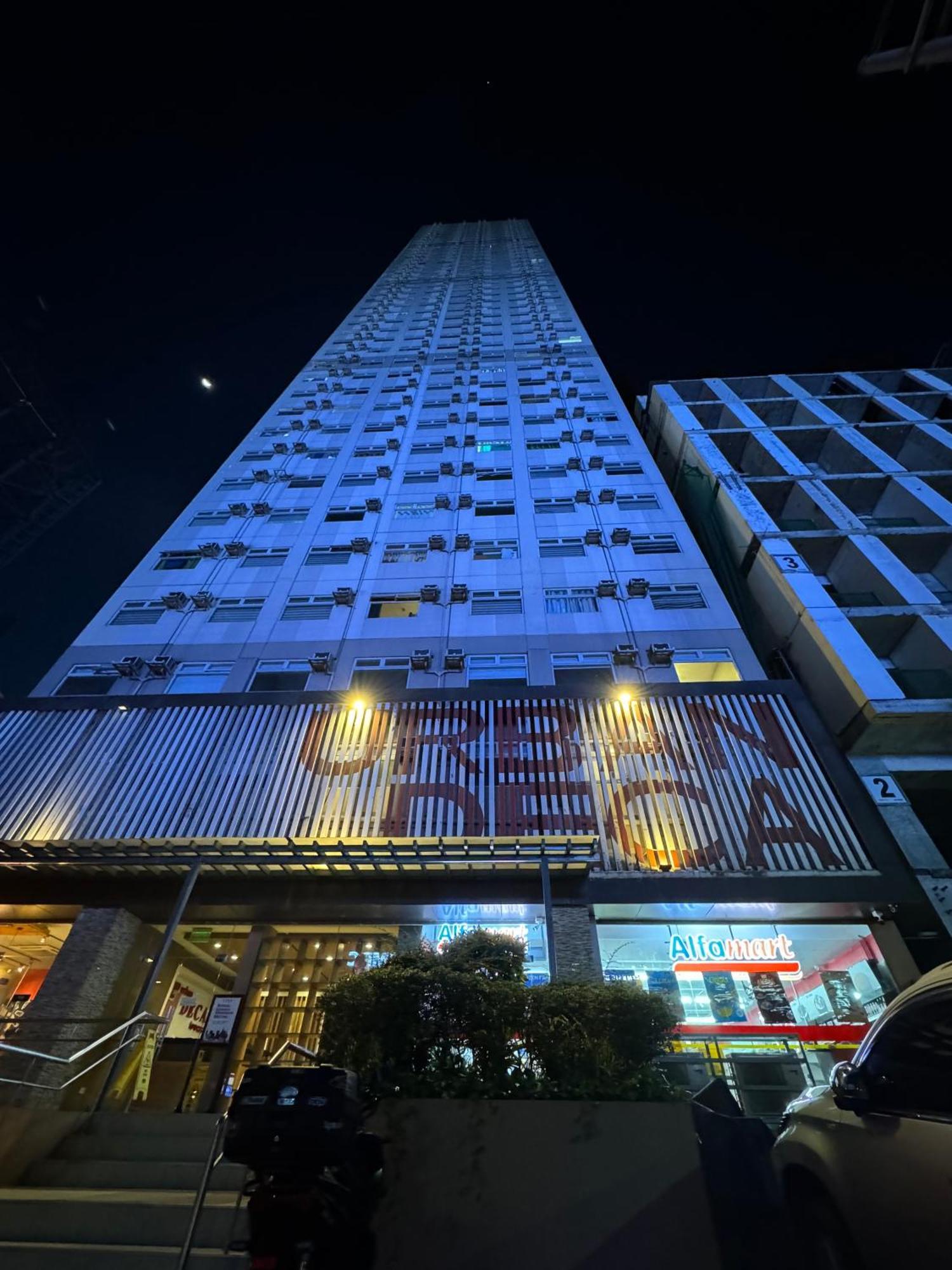Aparthotel Penthouse 1 At Urban Deca Edsa By Citystudio