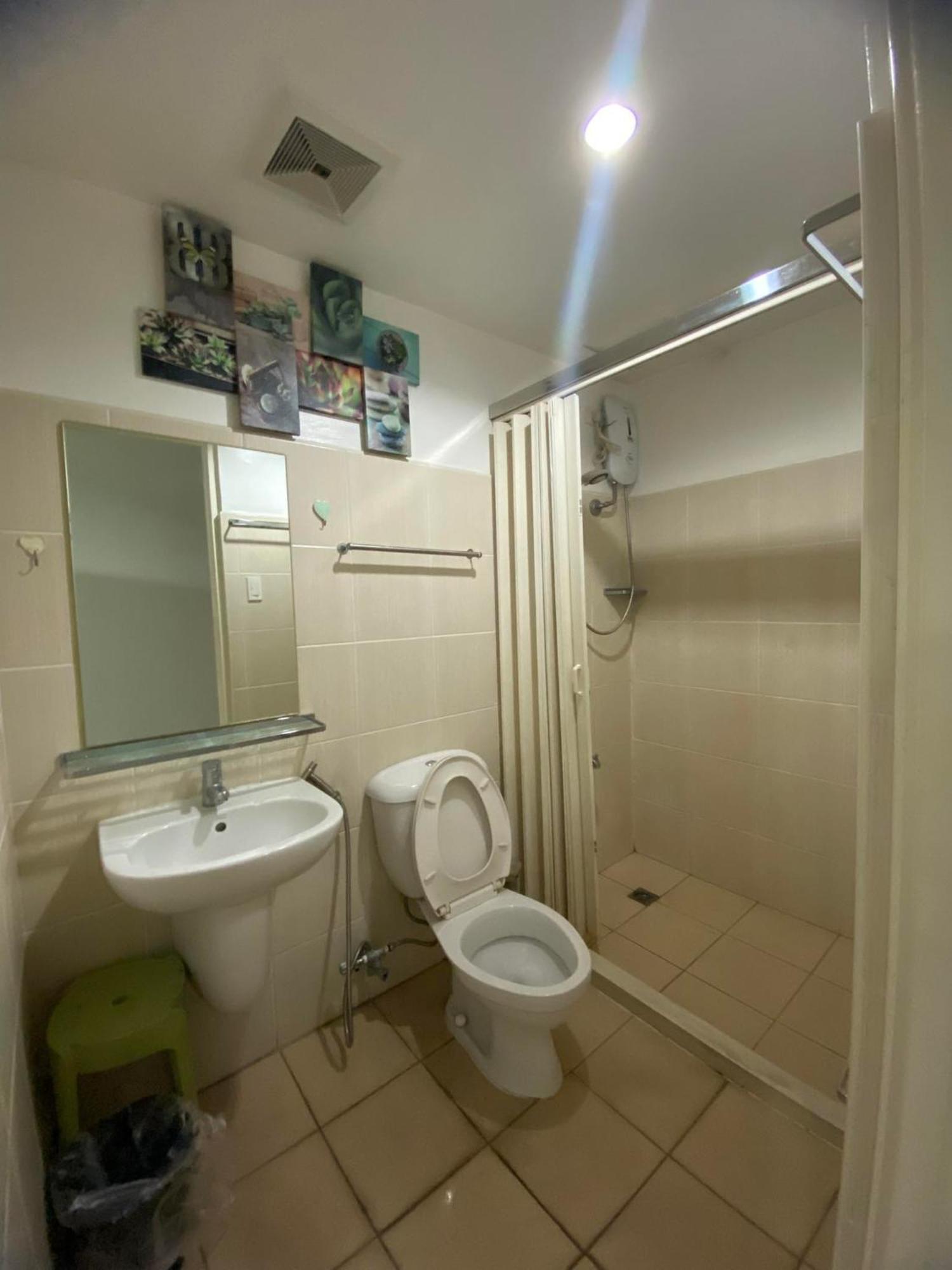Snugglepod Condotel - Grand Riviera Suites, Us Embassy Manila, Roxas Blvd *