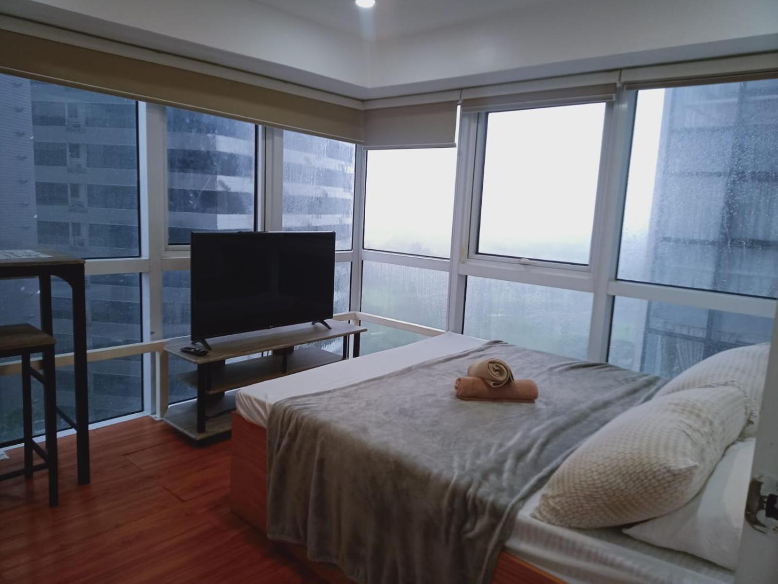 2 Bedrooms Units Forbes Area 5th Avenue Bgc Center Apartment *