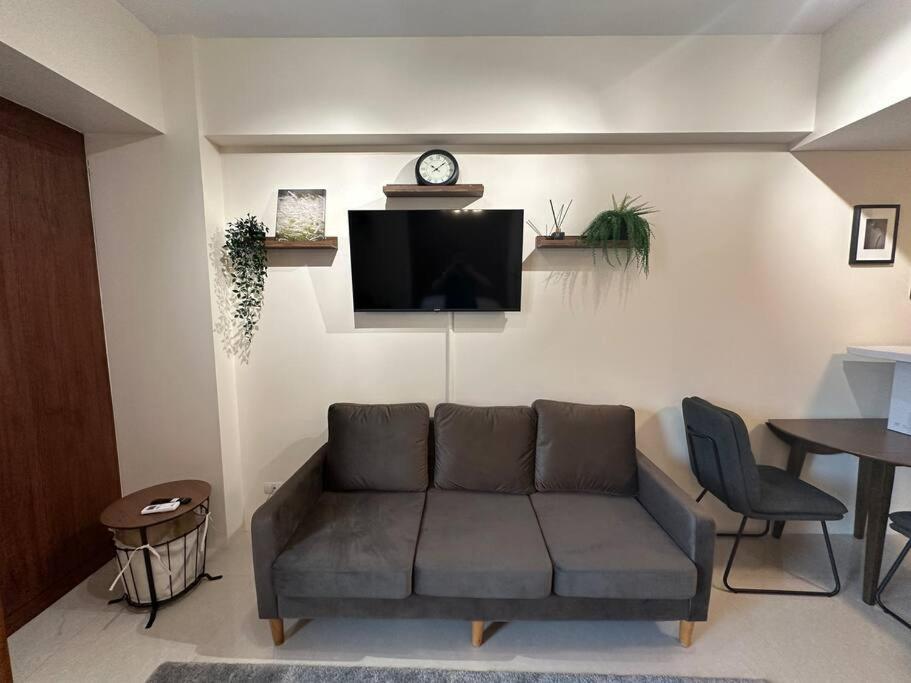 One Palm Tree With Free Parking Apartment Manila