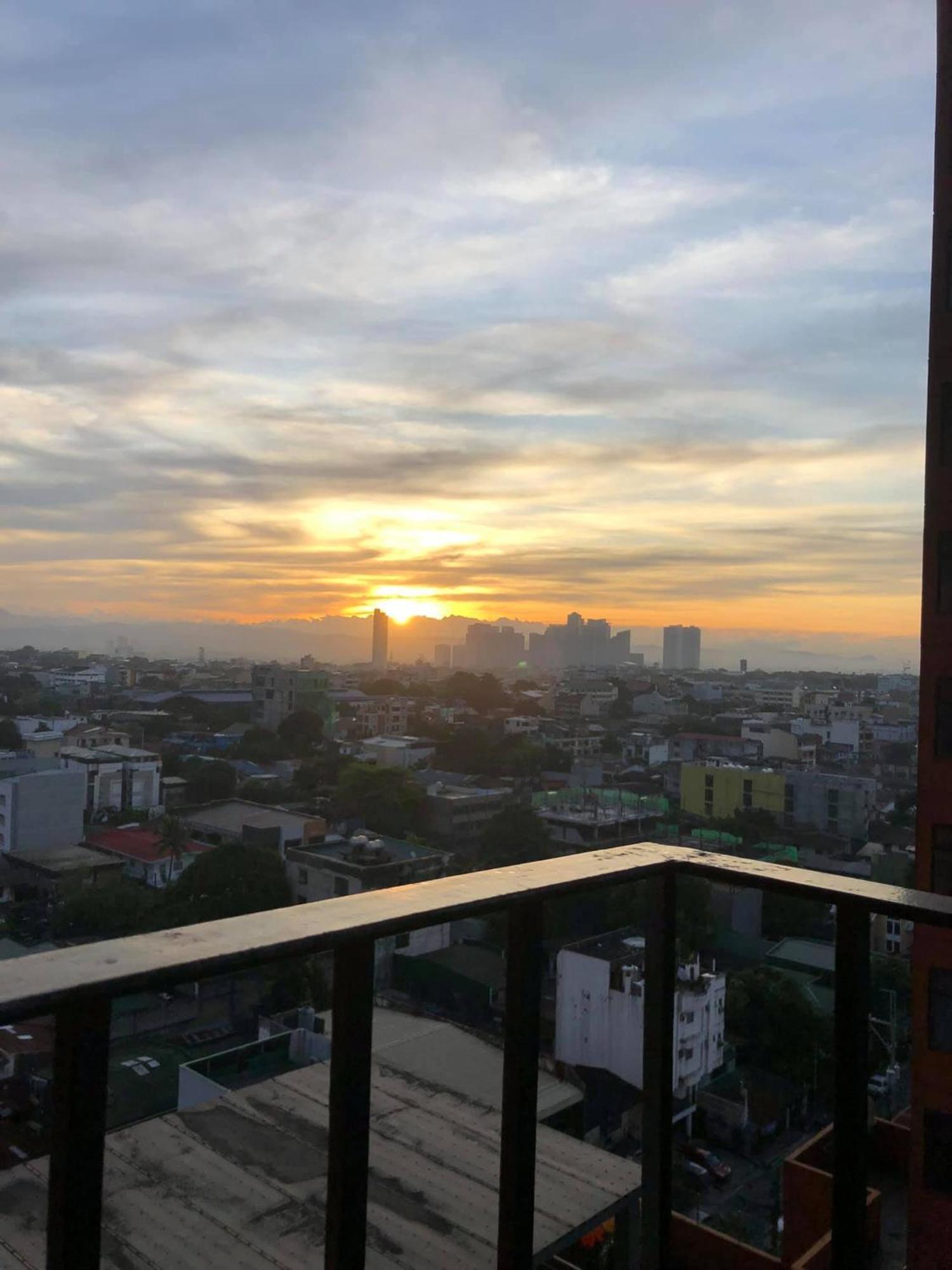 A With A View, 1 Bdrm With Balcony And Netflix Access * Manila