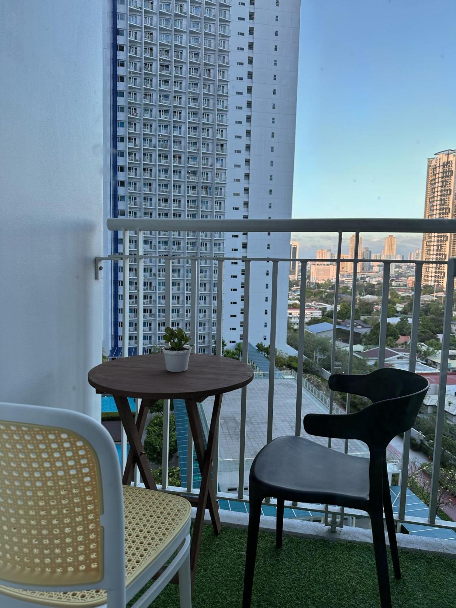Makati Sm Jazz Staycation With Balcony Apartment