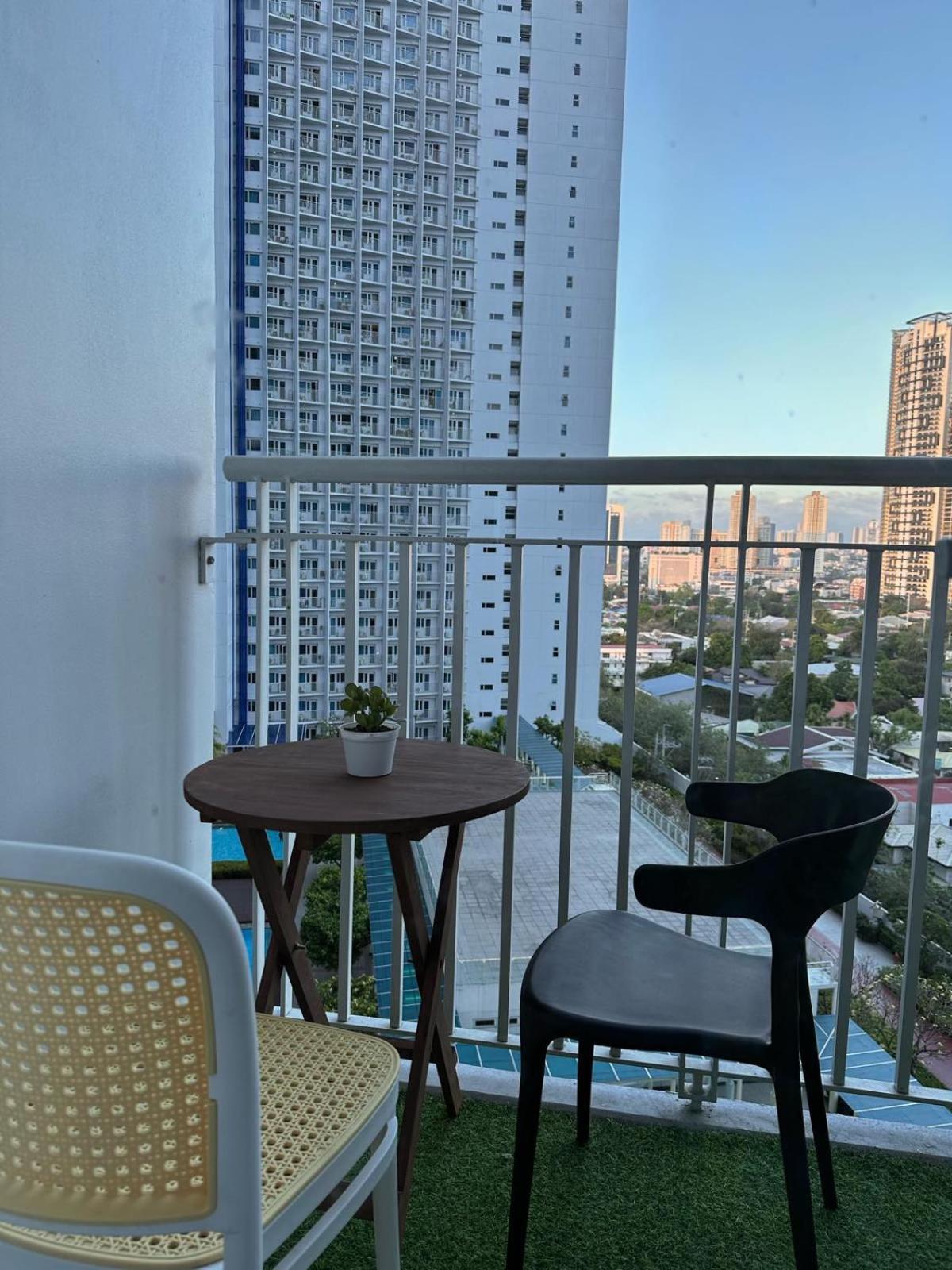 Makati Sm Jazz Staycation With Balcony