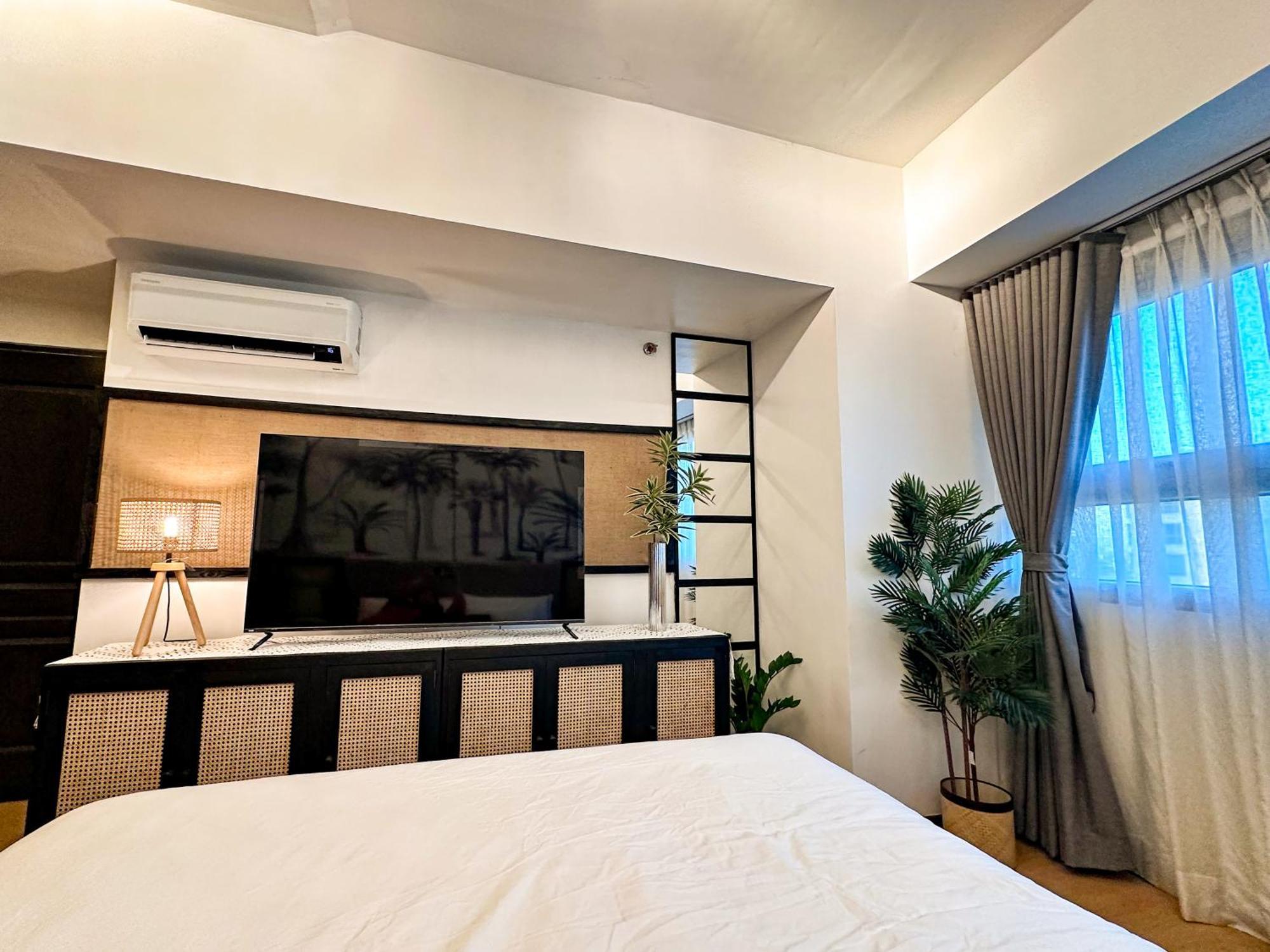 Tropical Oasis W/ The View Of Bgc + Netflix * Manila