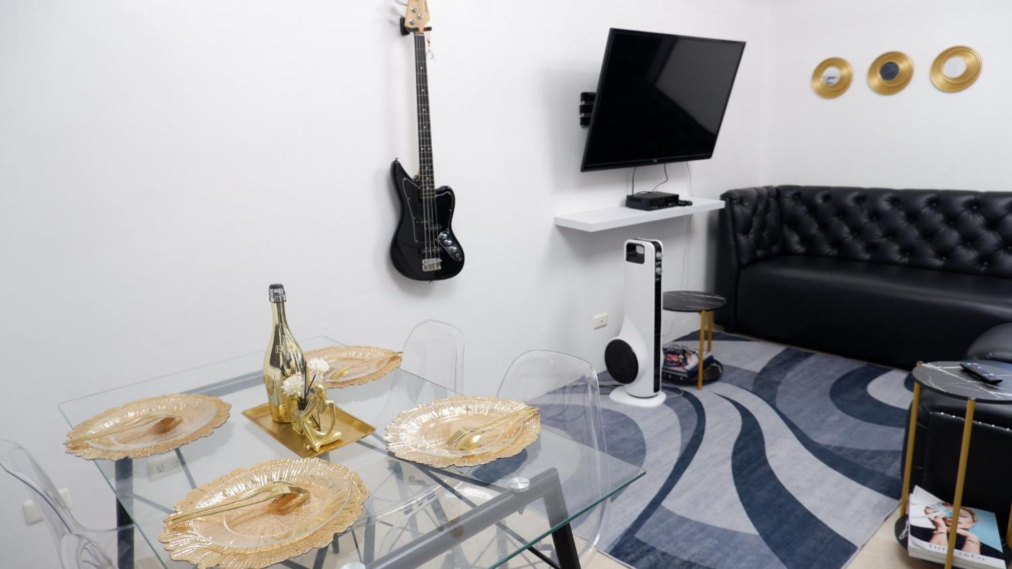 2br Near Bgc & Makati. Karaoke, Netflix, Amazon Prime Apartment Manila