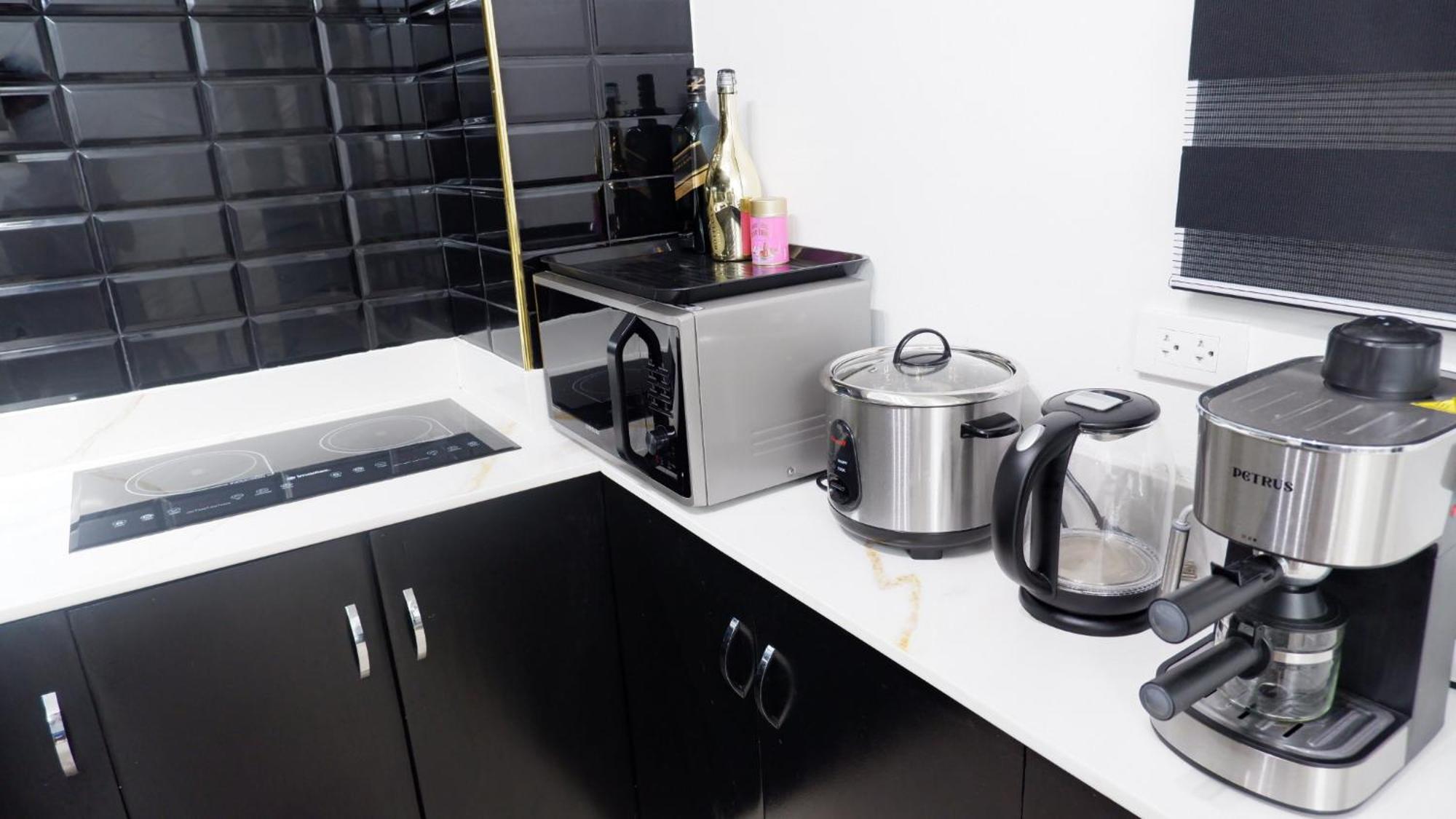 2br Near Bgc & Makati. Karaoke, Netflix, Amazon Prime Manila