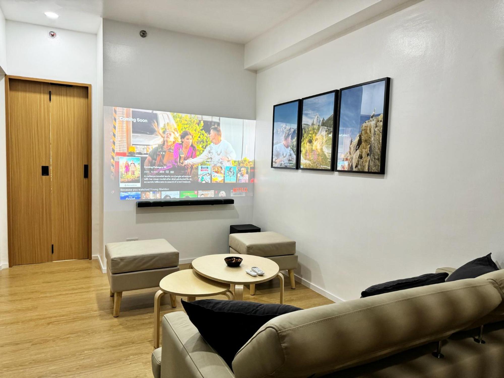 Stylish Staycation Near Bgc W/ Cinema Apartment