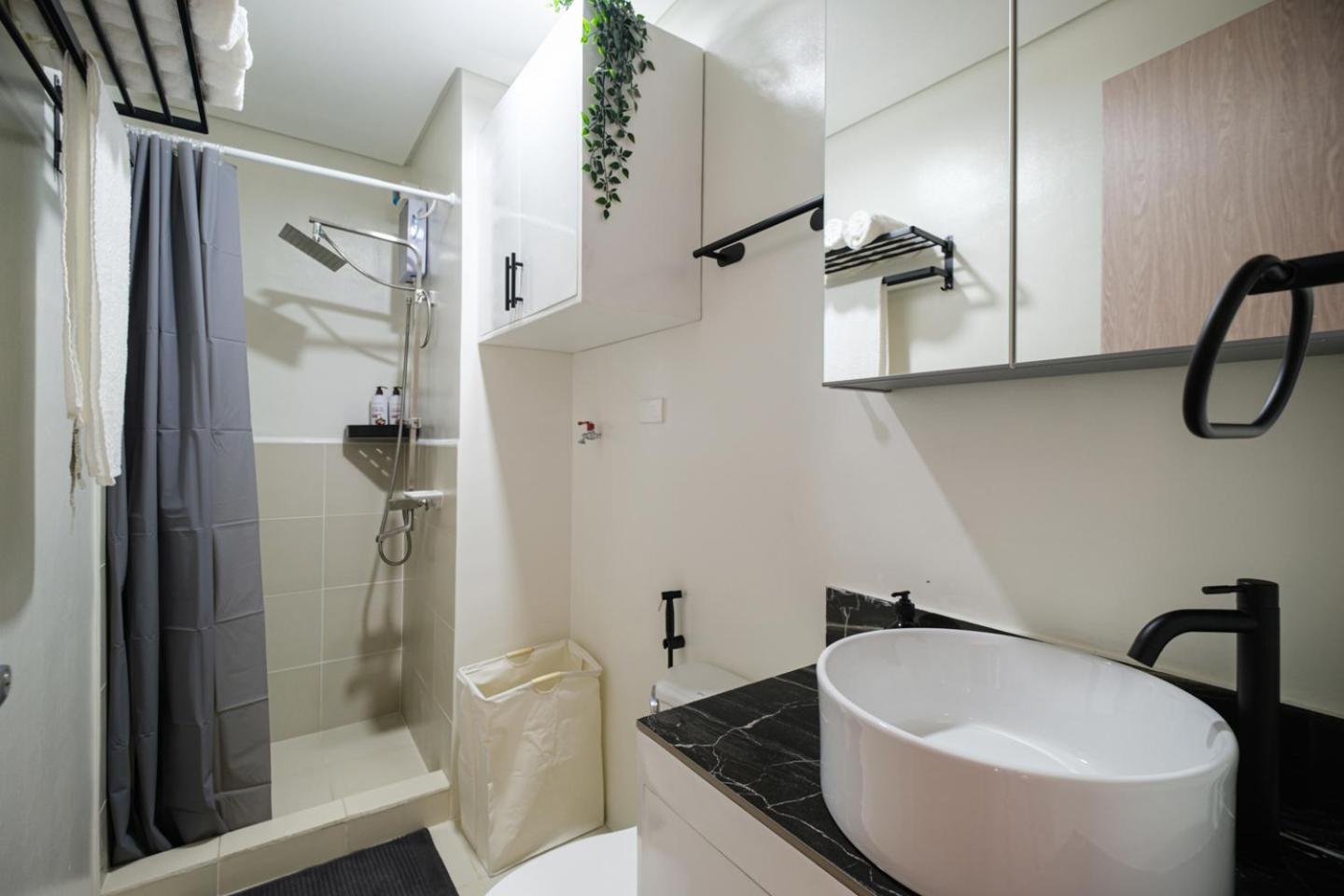 Resort-style In Quezon With Free Parking, Netflix And Smartlock Apartment Manila