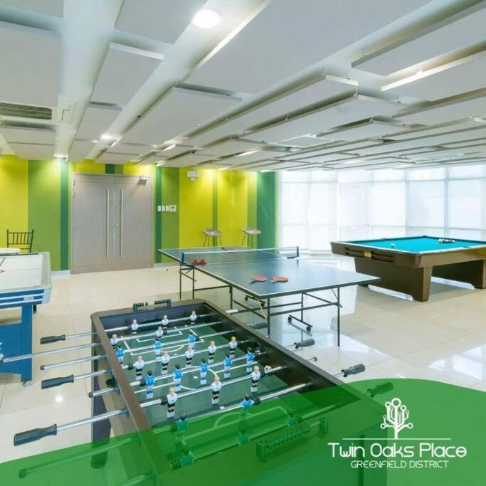 2 Bedroom Loft At Twin Oaks Place *