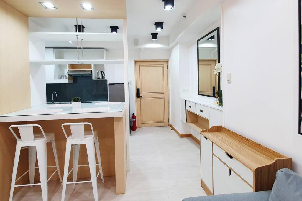 Travelers - Cozy Capsule Bunks, Makati