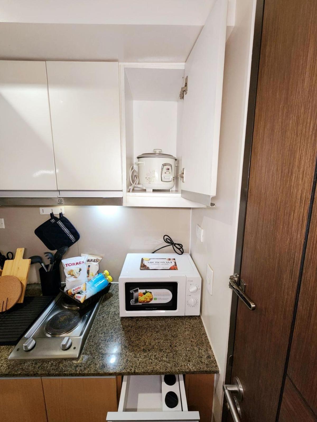 Vibrant Urban Getaway In Bgc Apartment Manila