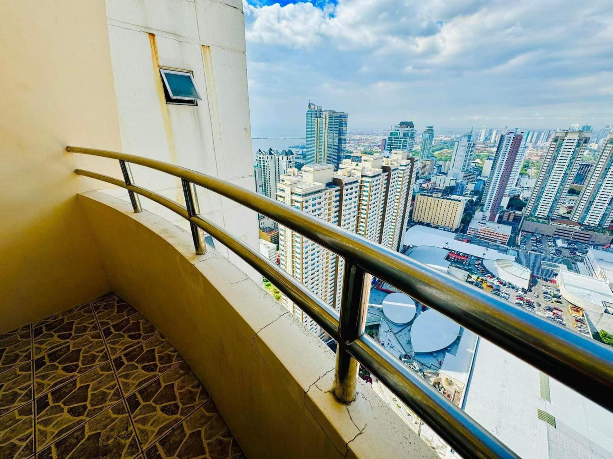 Birch Tower A1 Front Of Robinsonmla Rizal Park Apartment