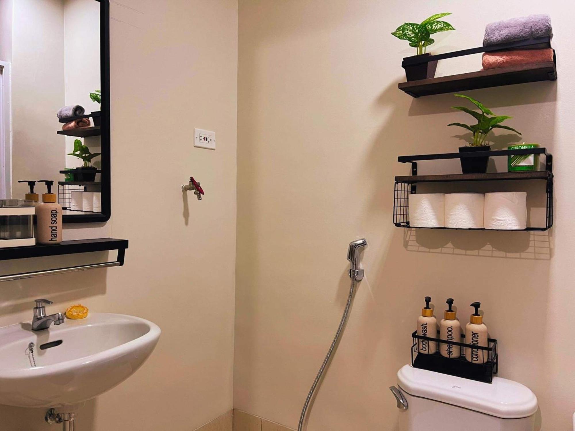 Tal Staycation 1 Bedroom 1 Bathroom & Kitchen ,neflix,up To 300 To 400 Mbps High Speed Internet Cozy,spacious,accessible New Unit At Smdc Trees Quezon Manila